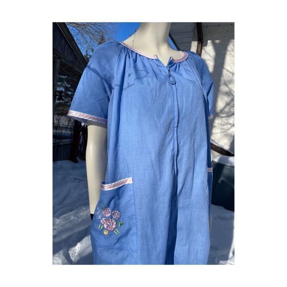 80s Chambray Full Zip House Dress Robe Blue Pink Satin Trim Patch Pocket - Picture 5 of 9